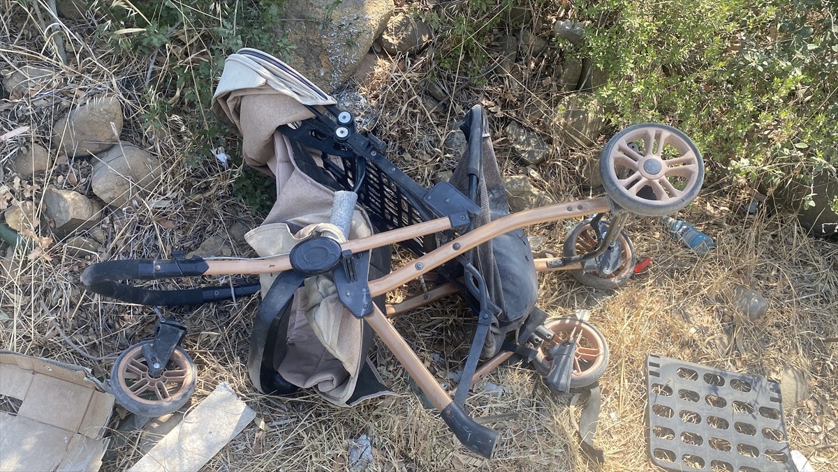 Hatay'ın Arsuz ilçesinde motosikletin yolda yürüyen aileye çarpması sonucu bebek arabasındaki 9...
