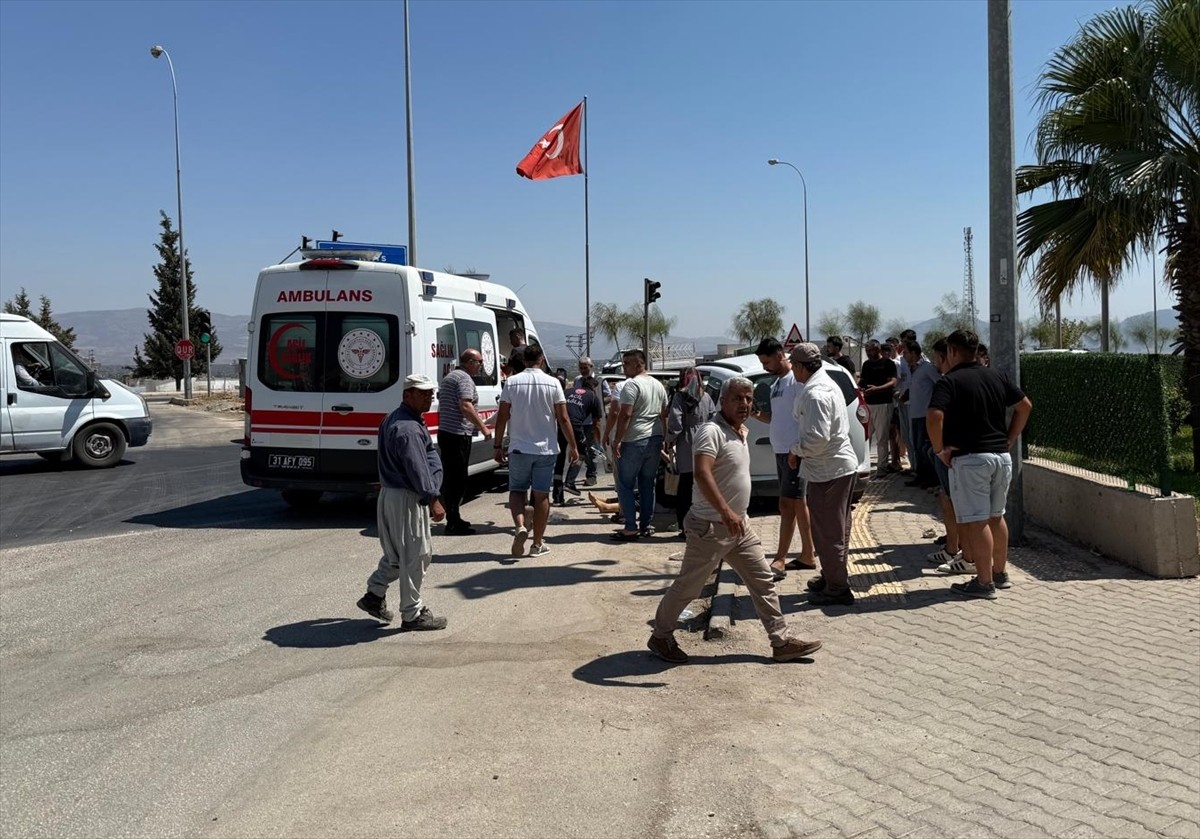 Hatay'ın Hassa ilçesinde otomobil ile çekicinin çarpışması sonucu 3 kişi öldü, 3 kişi yaralandı....