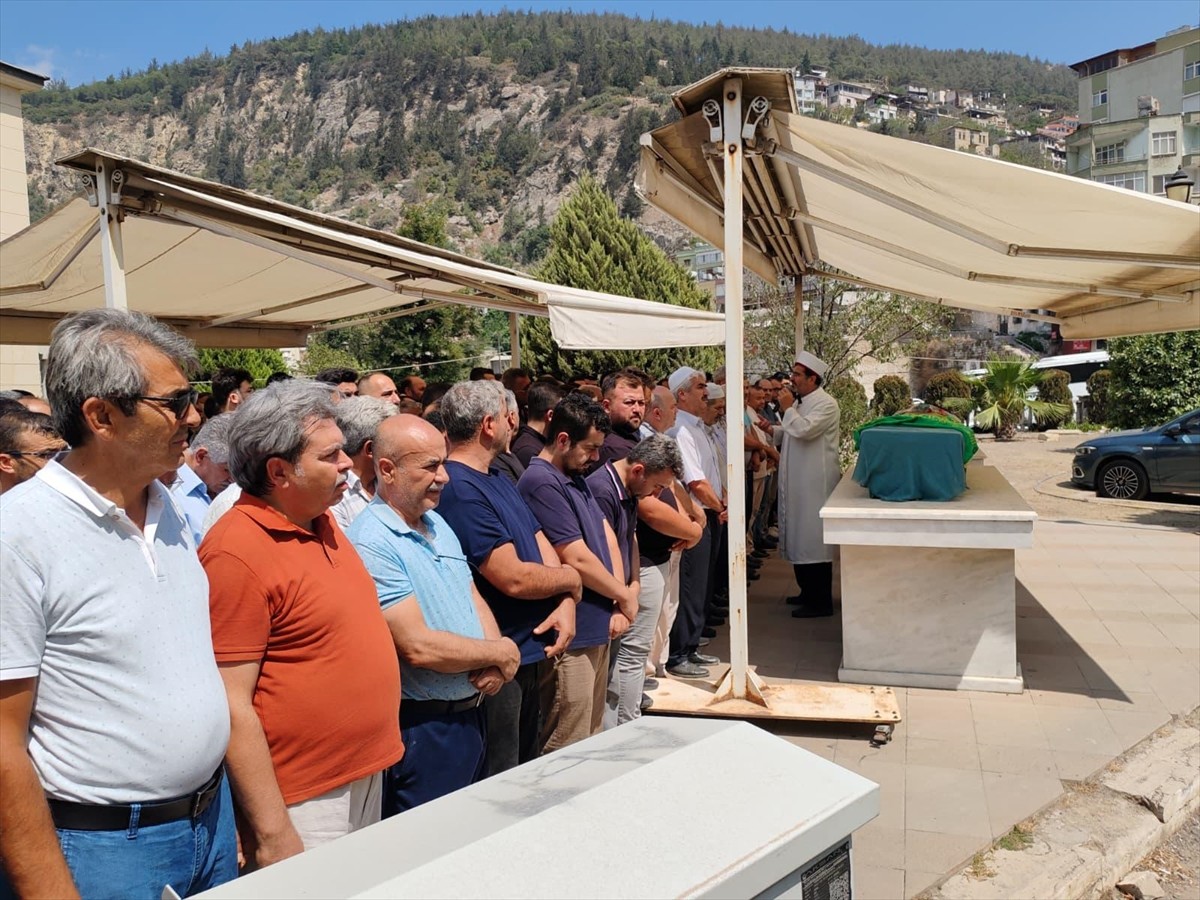 Hatay'ın Hassa ilçesinde otomobil ile çekicinin çarpıştığı trafik kazasında hayatını kaybeden 3...