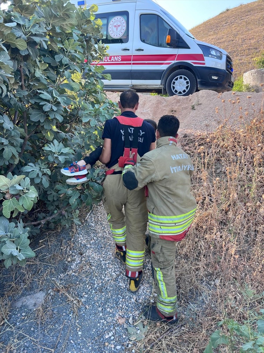Hatay'ın merkez Antakya ilçesinde minibüsün tarlaya devrilmesi sonucu 8'i çocuk 13 kişi yaralandı....