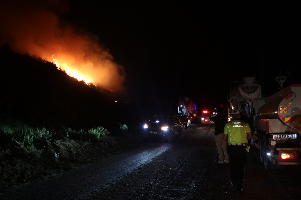 Hatay'ın Yayladağı ilçesindeki ormanlık alanda çıkan yangına müdahale ediliyor.