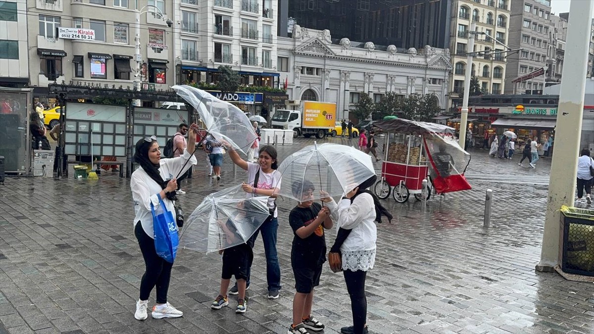 Hava sıcaklıklarının mevsim normallerinin üzerinde seyrettiği İstanbul'un bazı ilçelerinde sağanak...