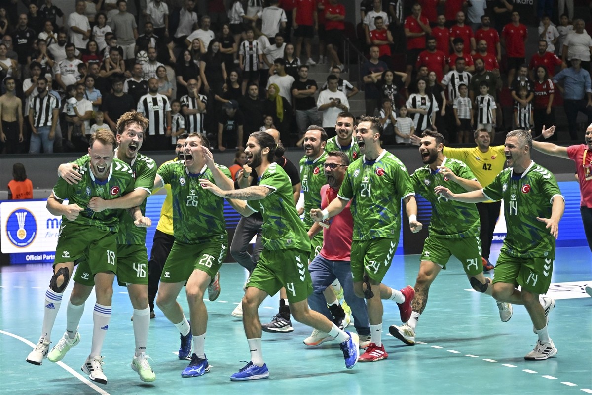 Hentbol Erkekler Süper Kupa finalinde Beşiktaş'ı 37-36 yenen Nilüfer Belediyesi, düzenlenen...