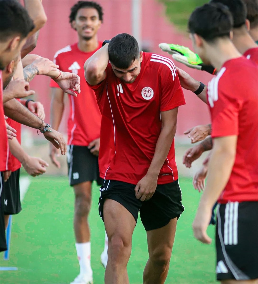 Hesap.com Antalyaspor, Trendyol Süper Lig'in 2. haftasında deplasmanda Gençlerbirliği ile yapacağı...