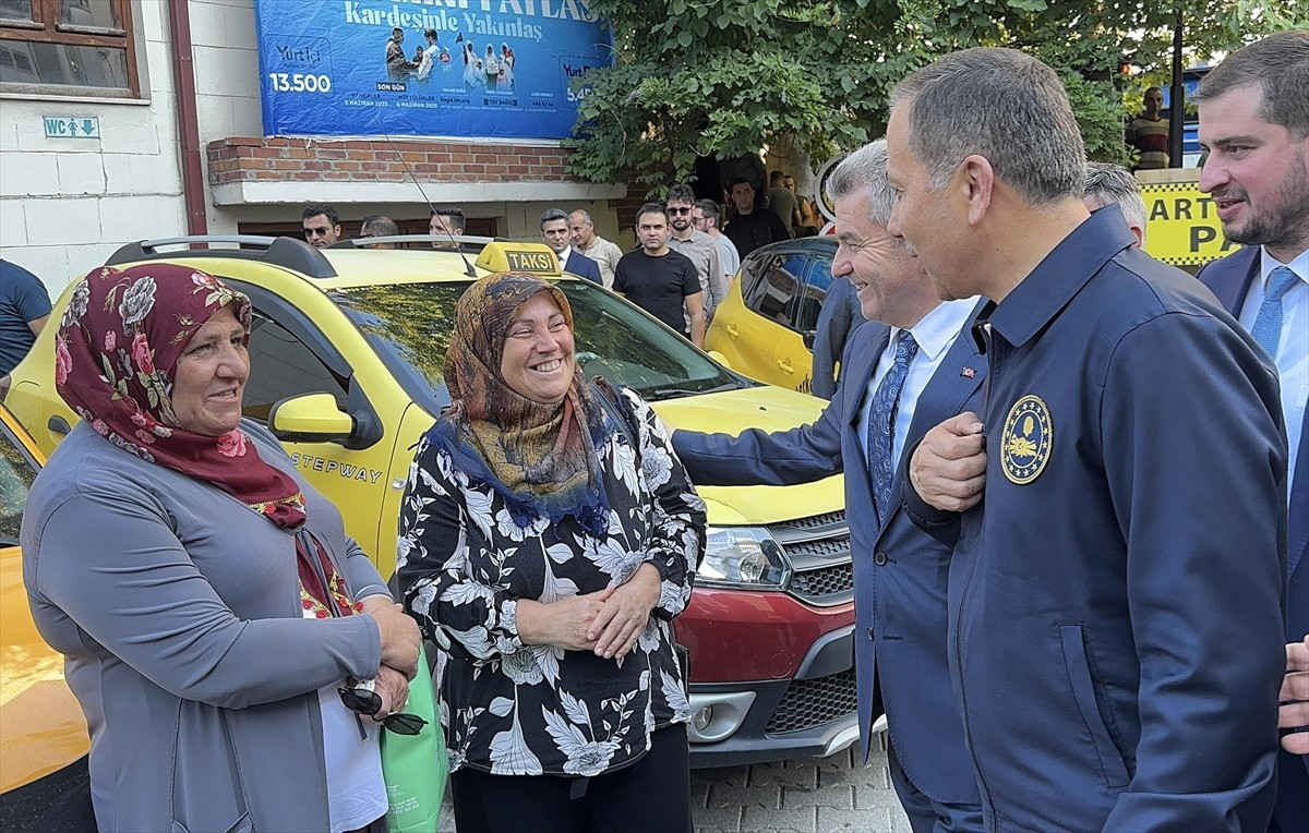 İçişleri Bakanı Ali Yerlikaya, Artvin'de esnafları ziyaret ederek, vatandaşlarla görüştü.
