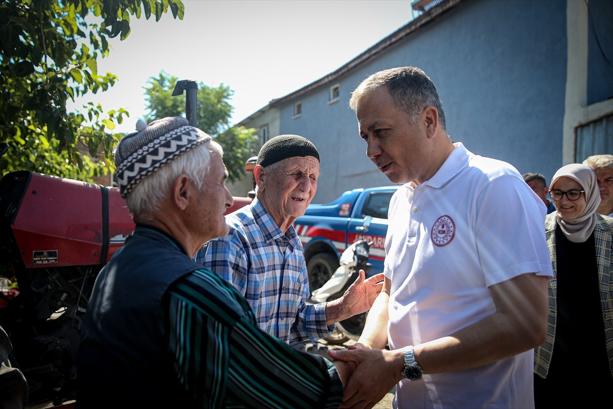 İçişleri Bakanı Ali Yerlikaya, Balıkesir'in Sındırgı ilçesinde meydana gelen depremde hasar gören...