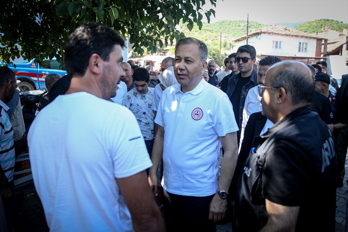 İçişleri Bakanı Ali Yerlikaya, Balıkesir'in Sındırgı ilçesinde meydana gelen depremde hasar gören...