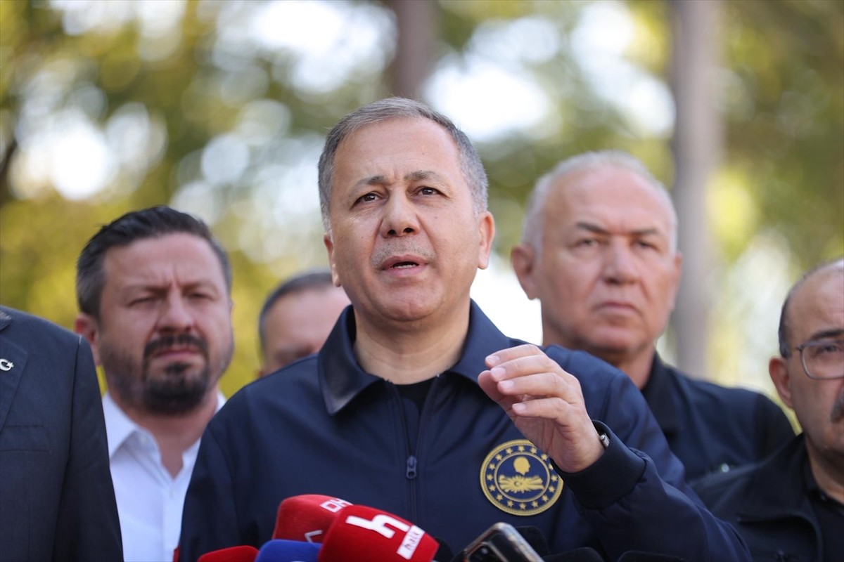 İçişleri Bakanı Ali Yerlikaya beraberindeki Sağlık Bakanı Kemal Memişoğlu ile Sındırgı İlçe...