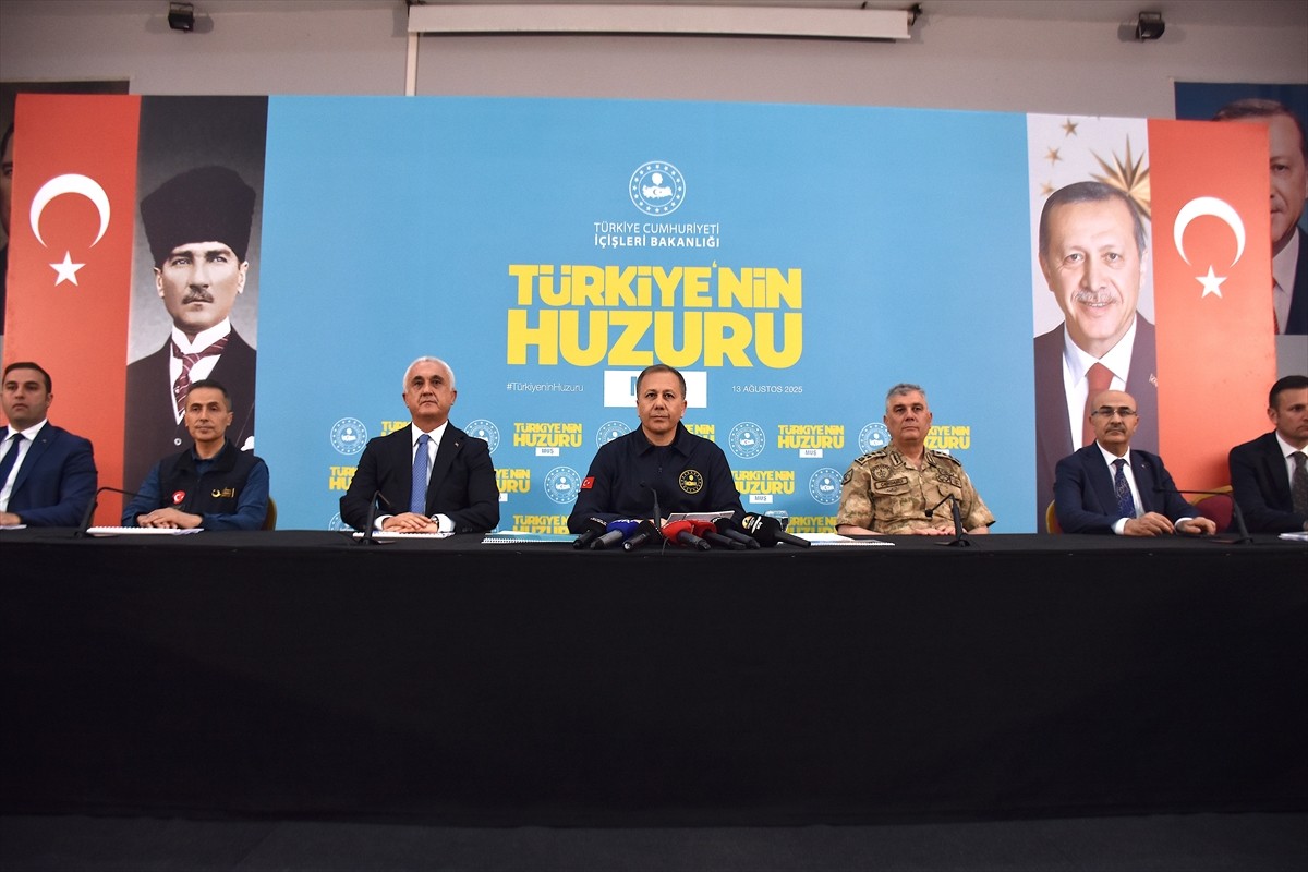  İçişleri Bakanı Ali Yerlikaya, Muş’ta "Türkiye'nin Huzuru Muş" toplantısının ardından...