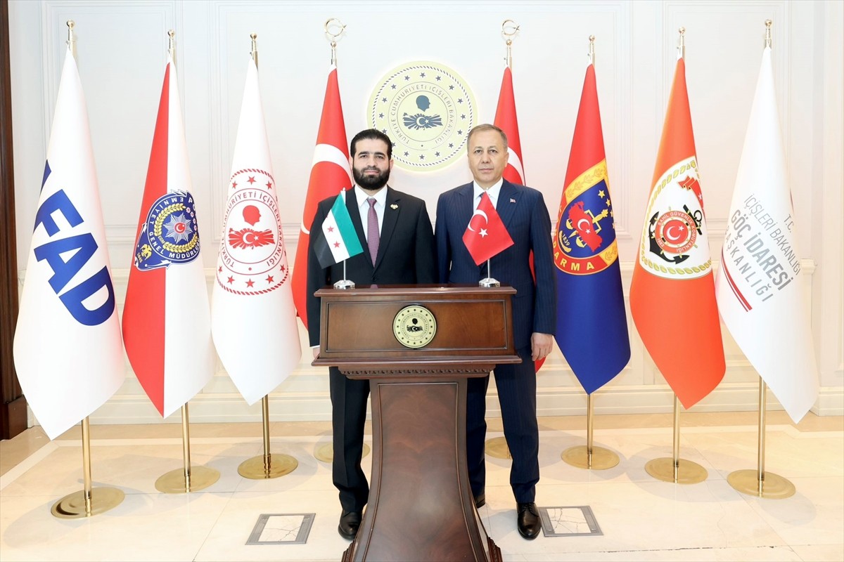 İçişleri Bakanı Ali Yerlikaya (sağda), Suriye İçişleri Bakanı Enes Hattab (solda) ile İçişleri...