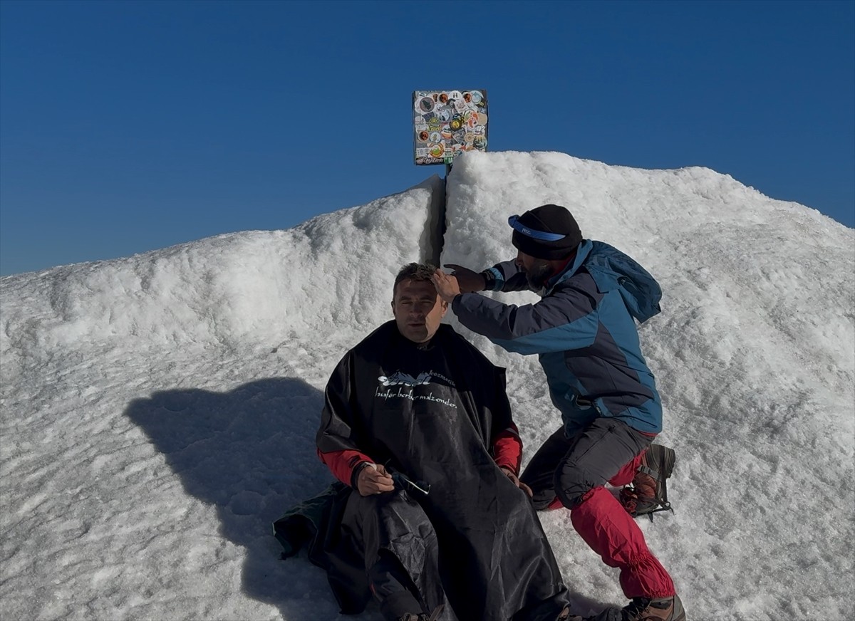 Iğdırlı berber ve dağcı Murat Akay, kendisiyle Ağrı Dağı'nın zirvesinde tırmanan müşterisini, 5...