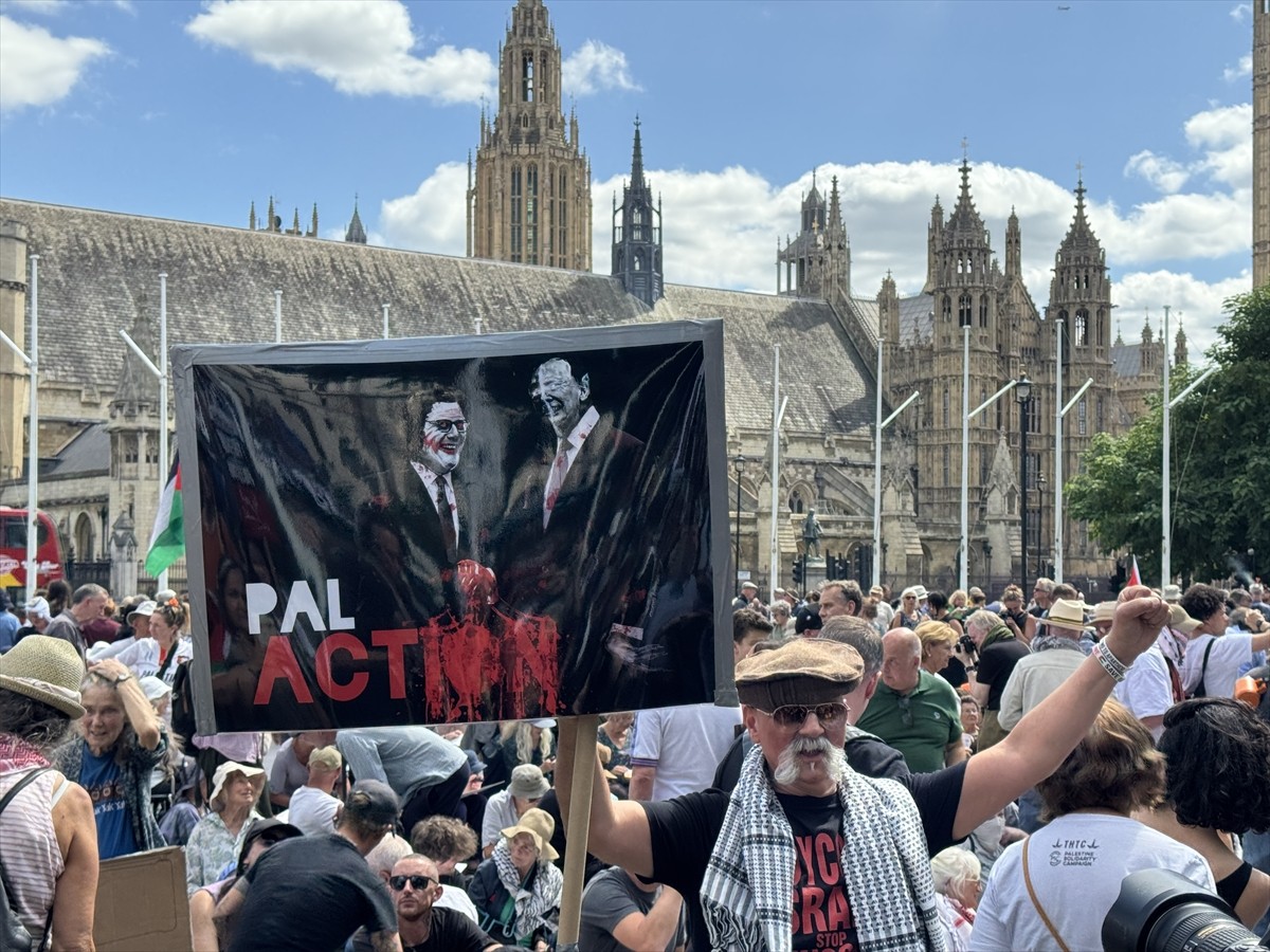 İngiltere'de yasaklı örgüt ilan edilen "Palestine Action" grubuna destek amacıyla, başkent...