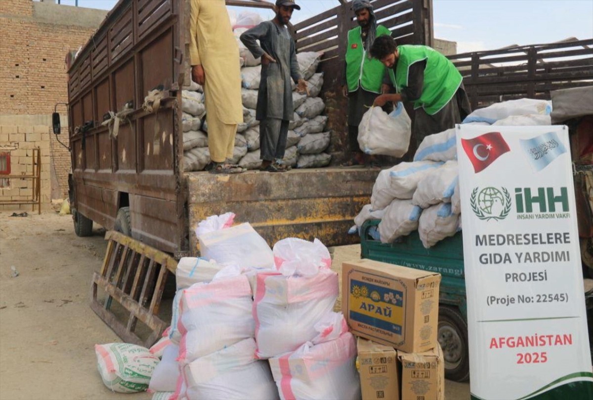 İnsan Hak ve Hürriyetleri (İHH) İnsani Yardım Vakfı, kuraklığın yaşandığı Afganistan'da 1100 gıda...