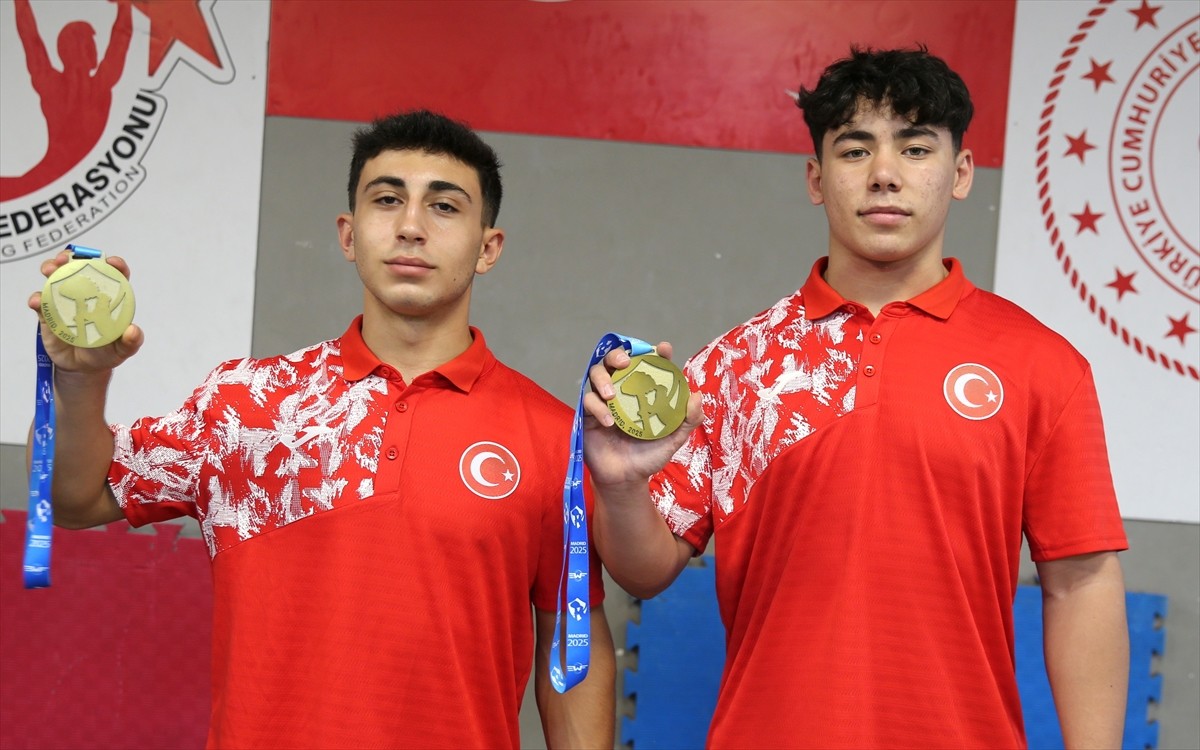 İspanya'da 23-30 Temmuz'da düzenlenen U15 Avrupa Halter Şampiyonası'nda kendi kategorilerinde...