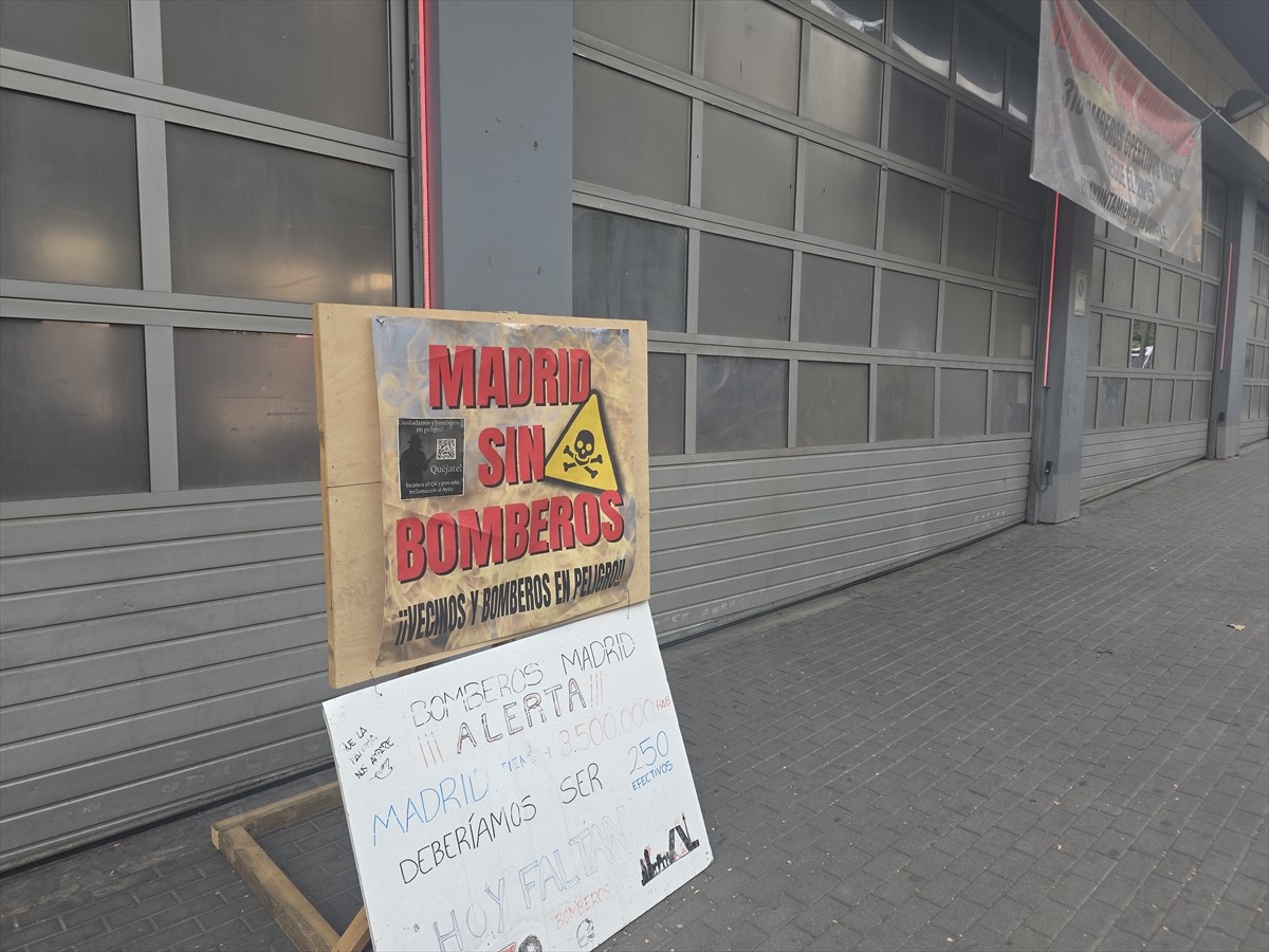 İspanya'nın başkenti Madrid'de orman itfaiyecileri maaş zammı ve çalışma şartlarının...