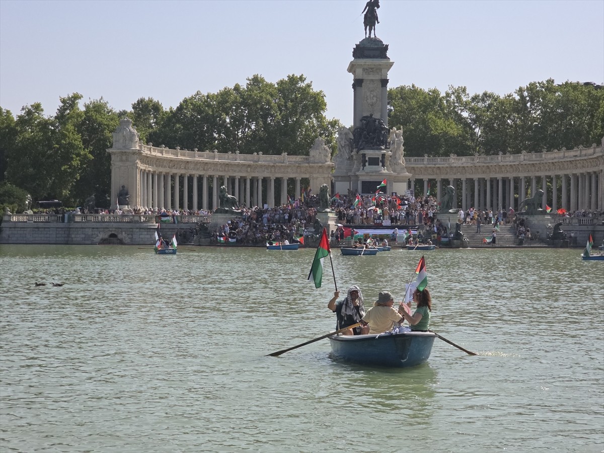İspanya'nın başkenti Madrid'deki Retiro parkındaki Alfonso XII Anıtı önünde Filistin'e destek...