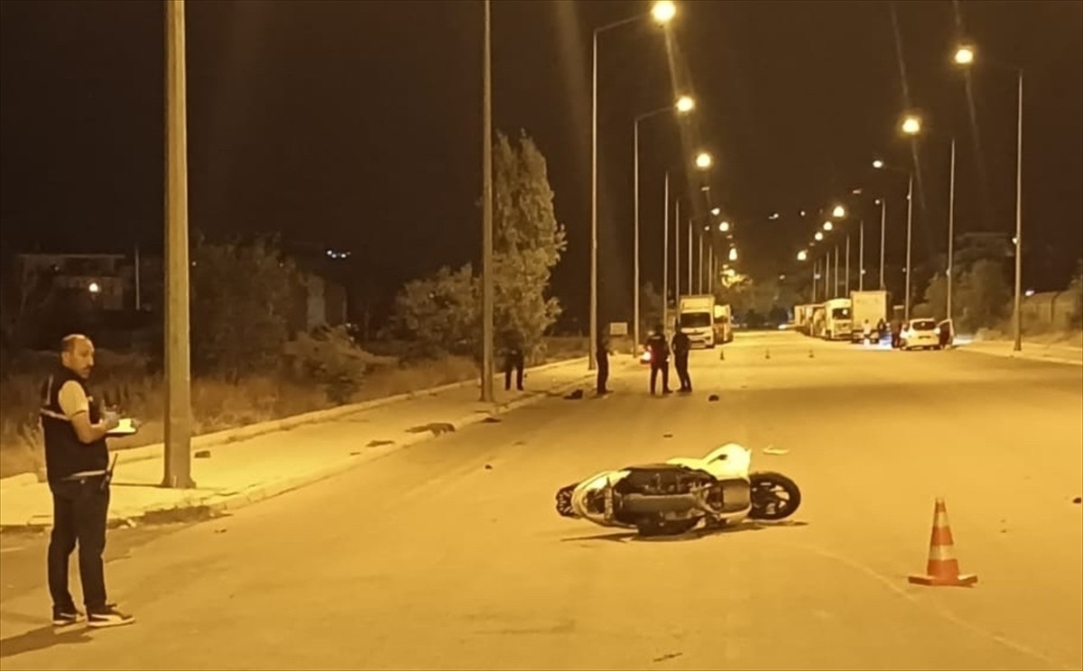Isparta'da iki motosikletin çarpışması sonucu 2 kişi öldü, 1 kişi yaralandı.