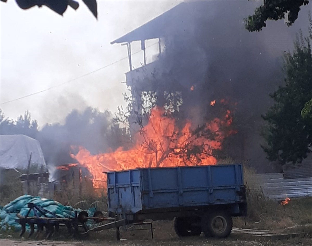 Isparta'nın Yalvaç ilçesinde depoda çıkan ve eve sıçrayan yangın itfaiye ekiplerince...