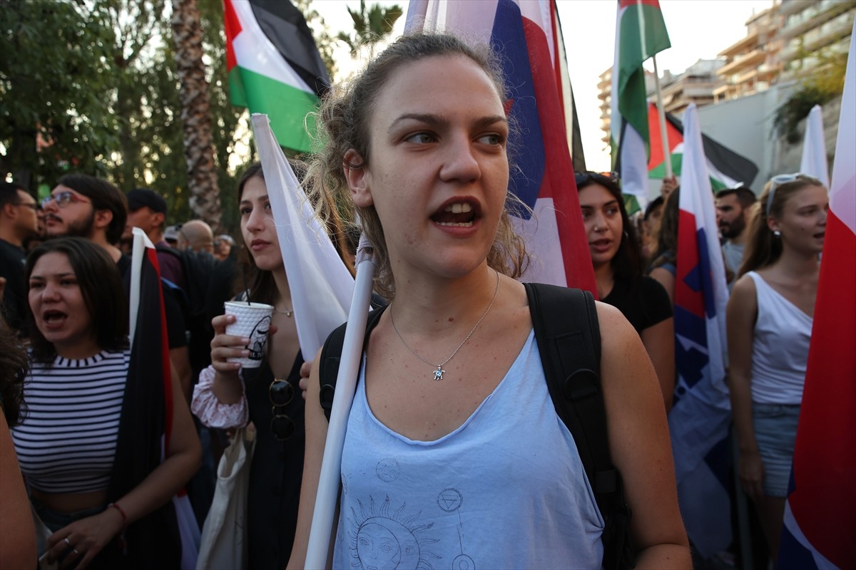 İsrail'e ait yolcu gemisi, Yunanistan'ın başkenti Atina yakınlarındaki Pire Limanı'nda yüzlerce...