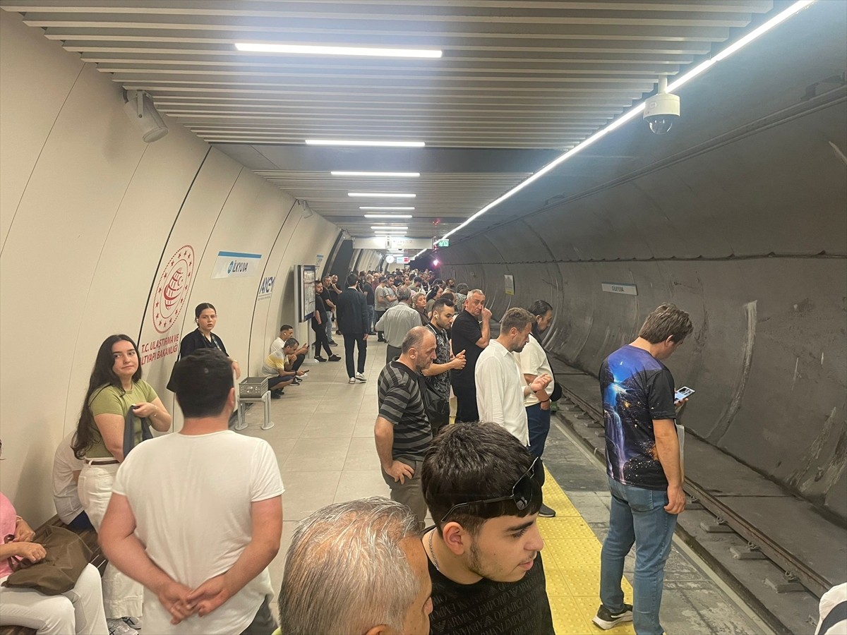 İstanbul'da M3 Bakırköy-Kayaşehir Metro Hattı'nda teknik arıza nedeniyle yoğunluk...