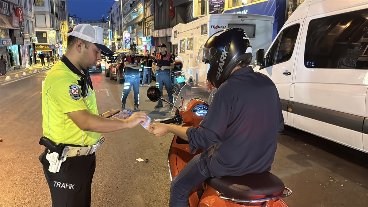 İstanbul'da polis ekipleri, kent genelinde helikopter destekli "huzur'' uygulaması yaptı....