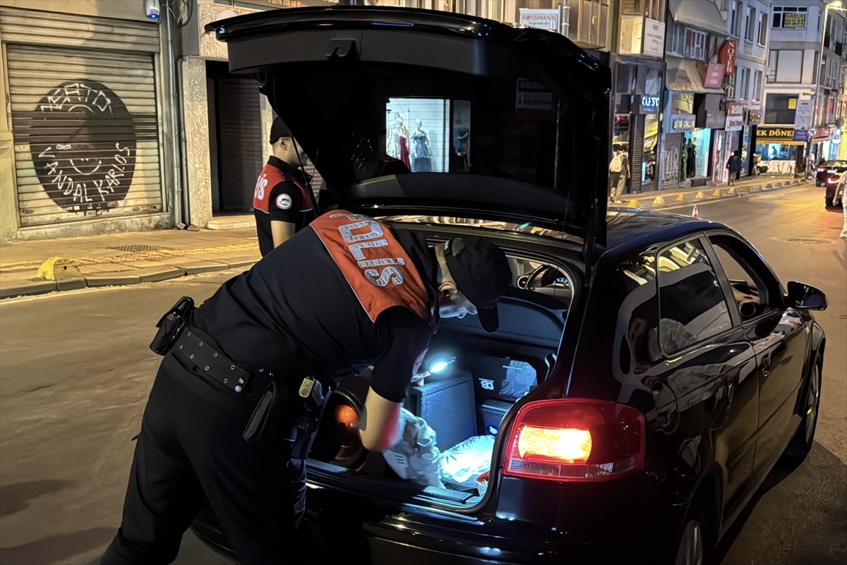 İstanbul'da polis ekipleri, kent genelinde helikopter destekli "huzur'' uygulaması yaptı....