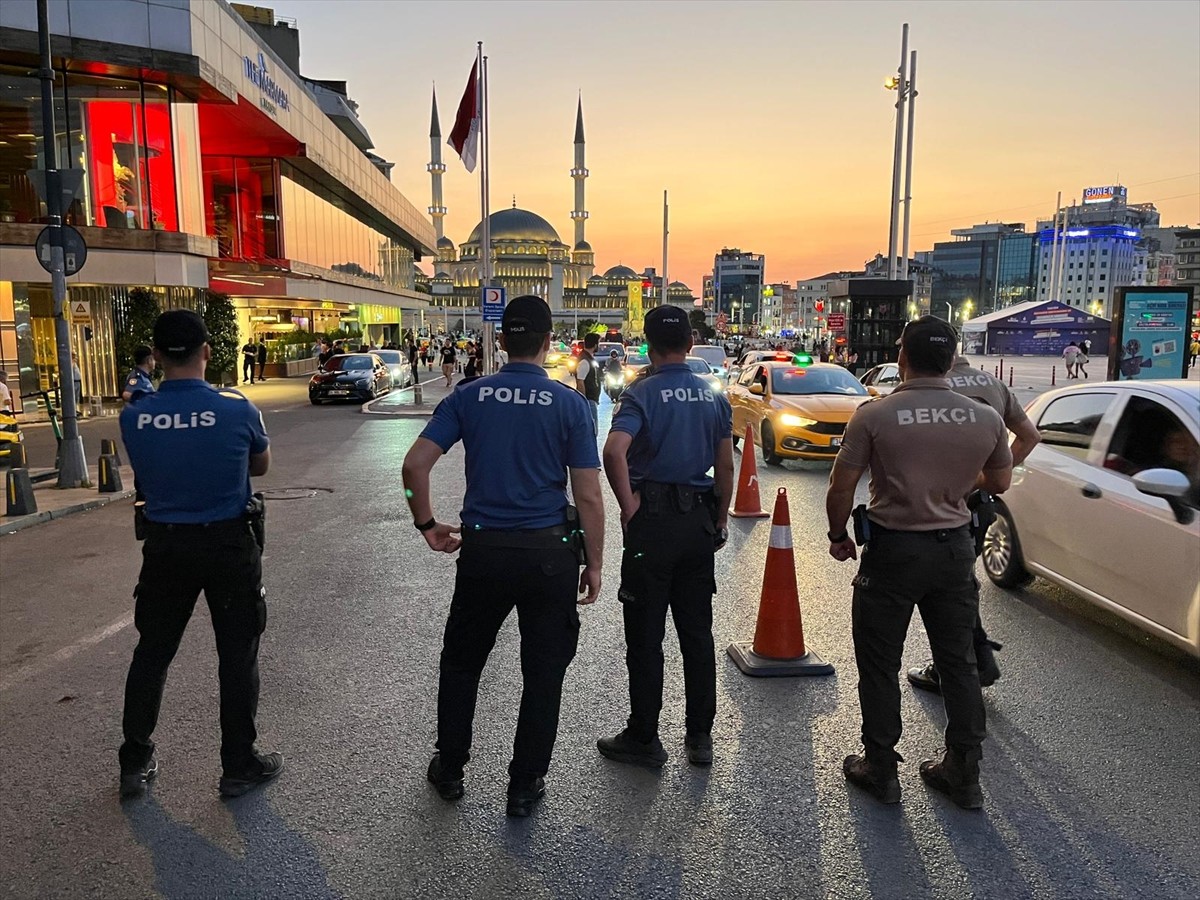İstanbul'da polis ekipleri, kent genelinde helikopter destekli "huzur uygulaması" yaptı. Fatih...