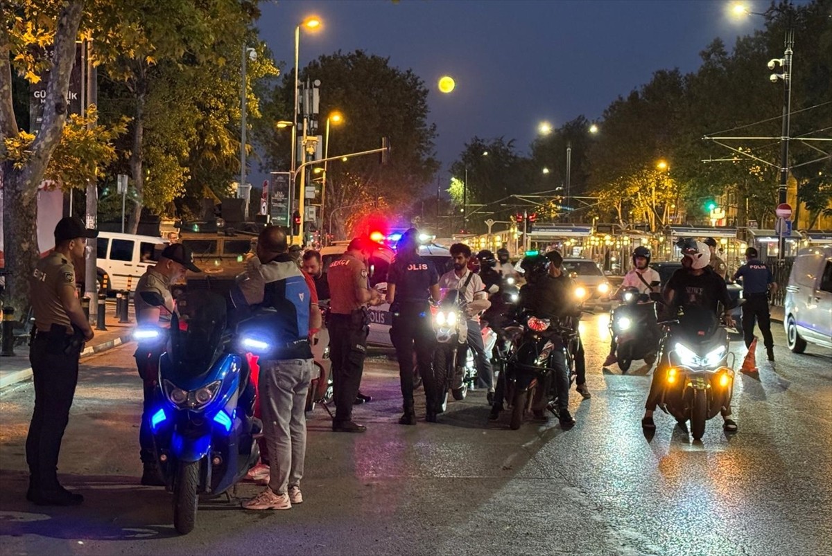 İstanbul'da polis ekipleri, kent genelinde helikopter destekli "huzur uygulaması" yaptı. Fatih...