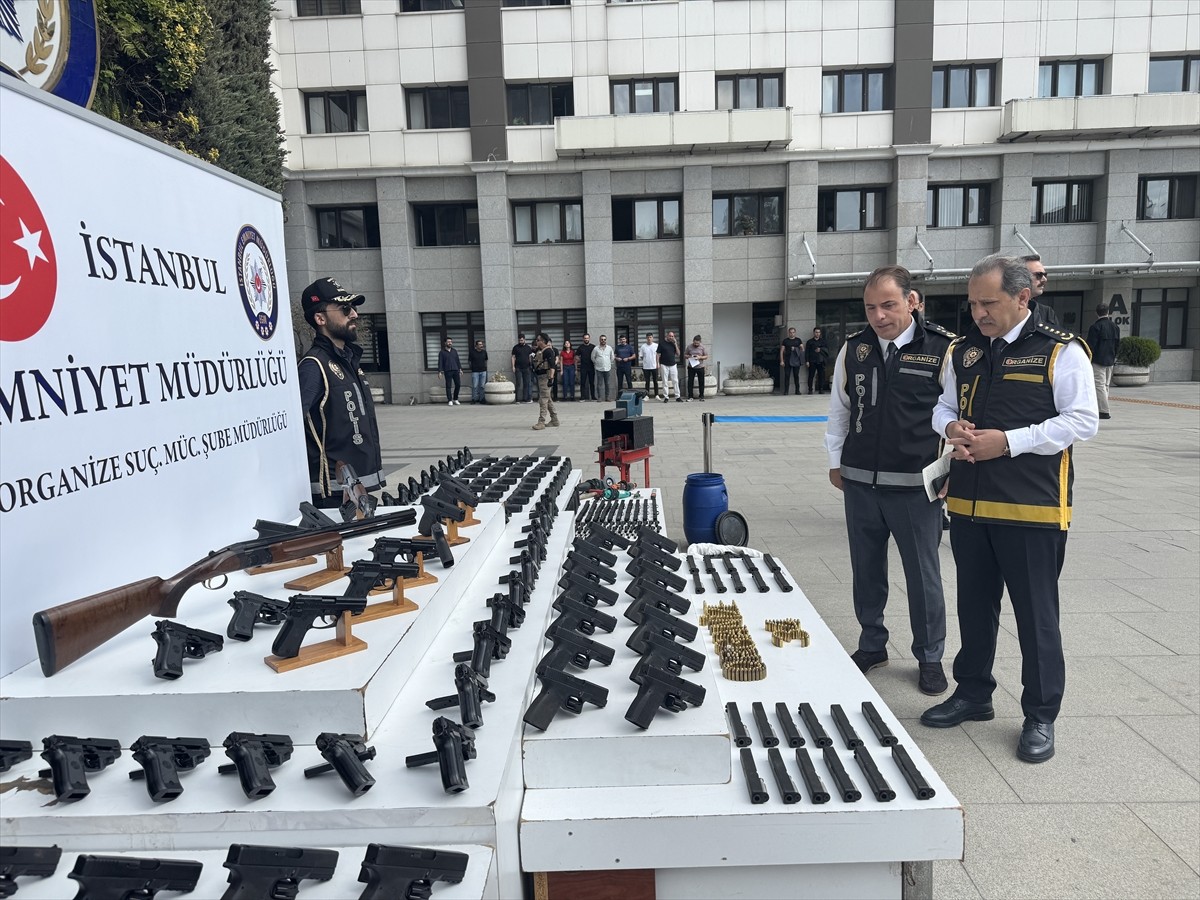 İstanbul'da, suç örgütlerine yönelik düzenlenen operasyonlarda gözaltına alınan 24 şüpheliden 11'i...