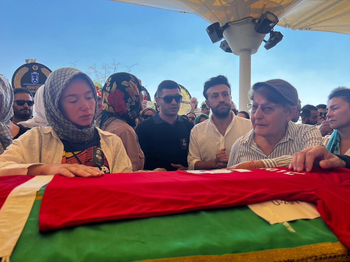 İstanbul'un Silivri ilçesinde tedavi gördüğü hastanede hayatını kaybeden İşitme Engelliler Milli...