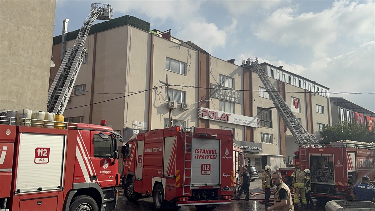 İstanbul Bağcılar'da tekstil atölyesinin çatısında çıkan yangın, itfaiye ekiplerinin müdahalesiyle...