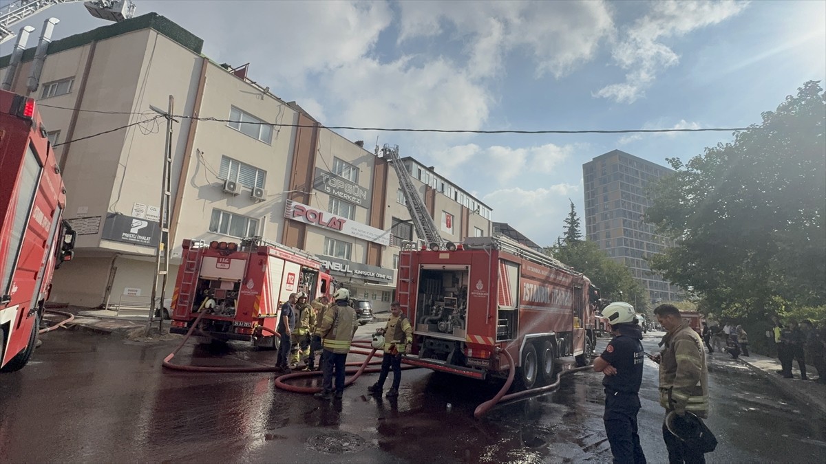 İstanbul Bağcılar'da tekstil atölyesinin çatısında çıkan yangın, itfaiye ekiplerinin müdahalesiyle...