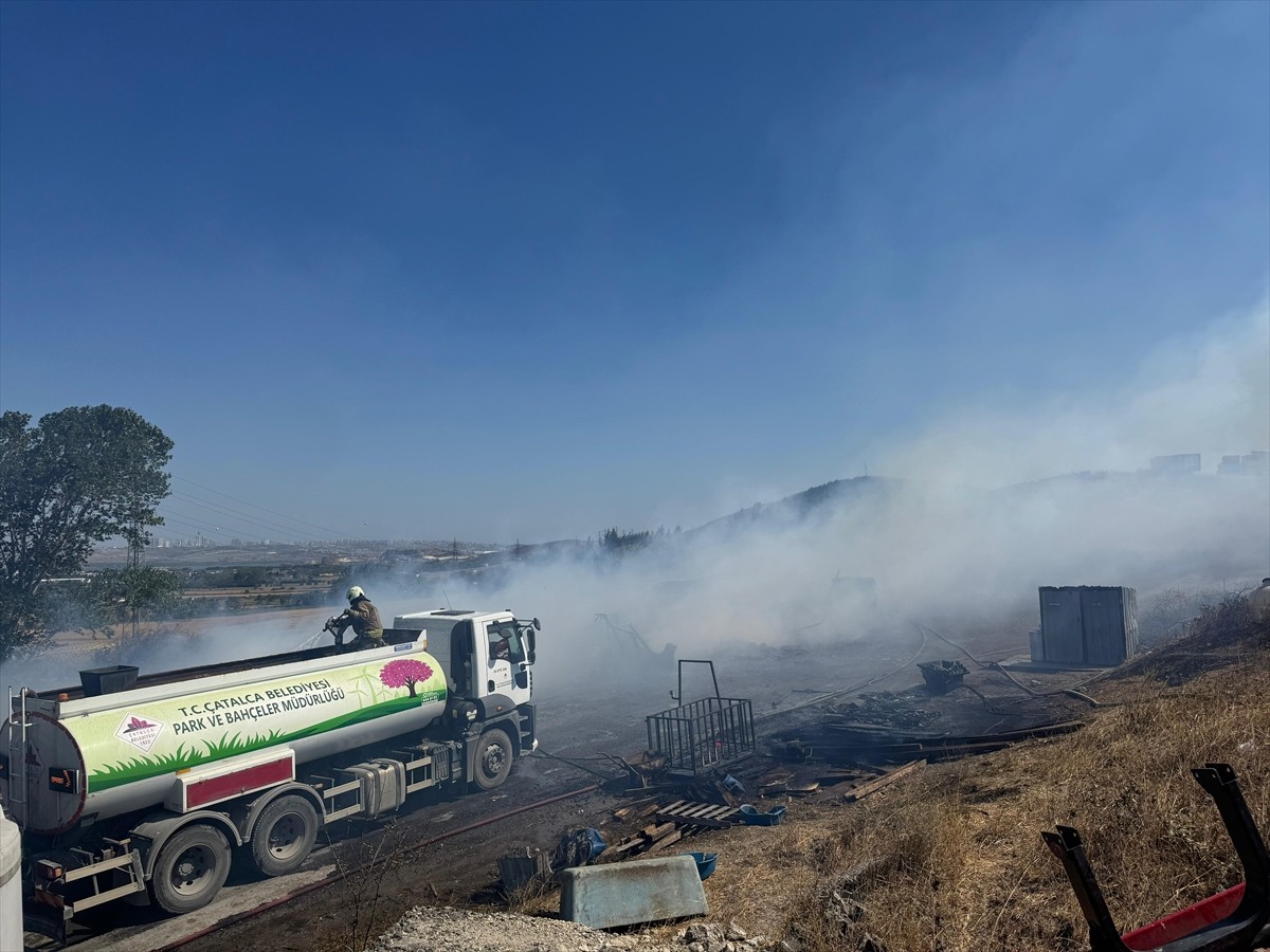 İstanbul Çatalca'da aynı anda 2 farklı noktada çıkan yangına ekipler müdahale ediyor.
