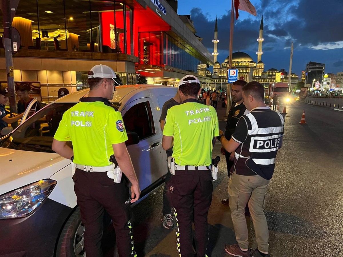 İstanbul genelinde polis ekiplerince helikopter destekli "huzur" uygulaması yapıldı.
