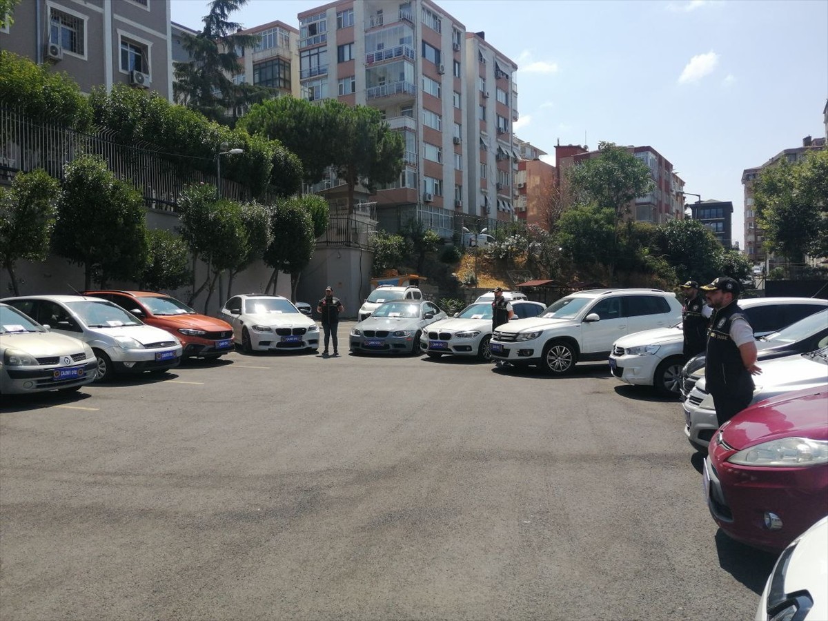 İstanbul merkezli 10 ilde düzenlenen "change" araç operasyonunda gözaltına alınan 31 şüpheliden...