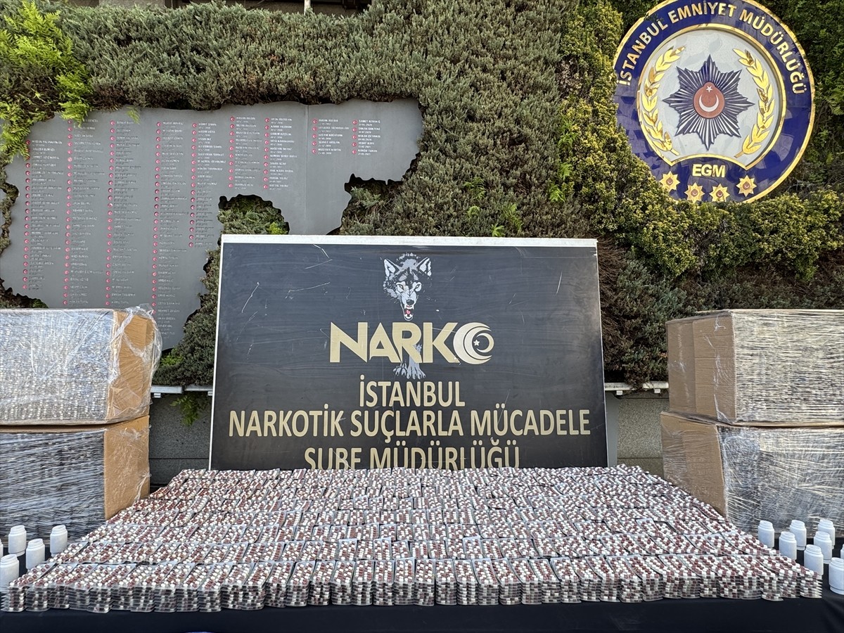 İstanbul ve Kocaeli'de 3 milyon 40 bin 771 uyuşturucu hap ile 52,5 kilogram katkı maddesinin ele...