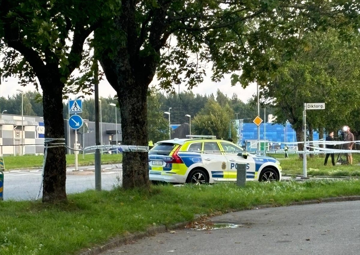 İsveç polisi, Örebro kentindeki bir camide kılınan cuma namazı sonrası düzenlenen silahlı...