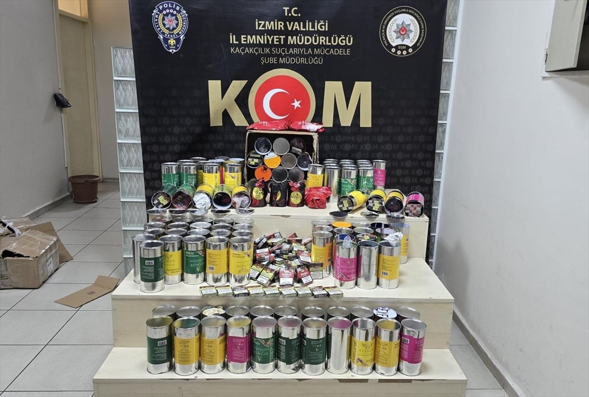 İzmir'de düzenlenen kaçakçılık operasyonlarında 1 milyon 93 bin içi doldurulmuş makaron, 3 bin 887...