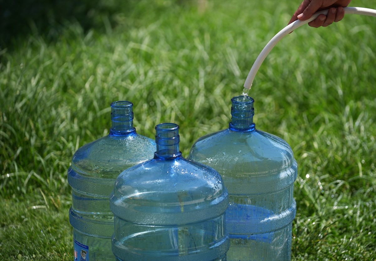 İzmir'de su kaynaklarının kritik seviyelere gerilemesi sonucu 11 ilçede, dün gece 23.00 ile sabah...