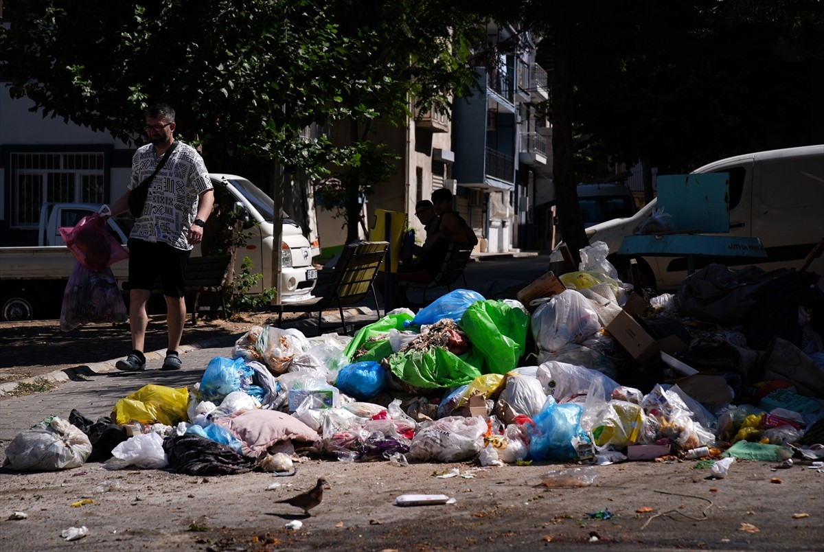 İzmir'in Buca ilçesine bağlı bazı mahallelerin sakinleri, sokakta biriken çöpler ve oluşan kötü...