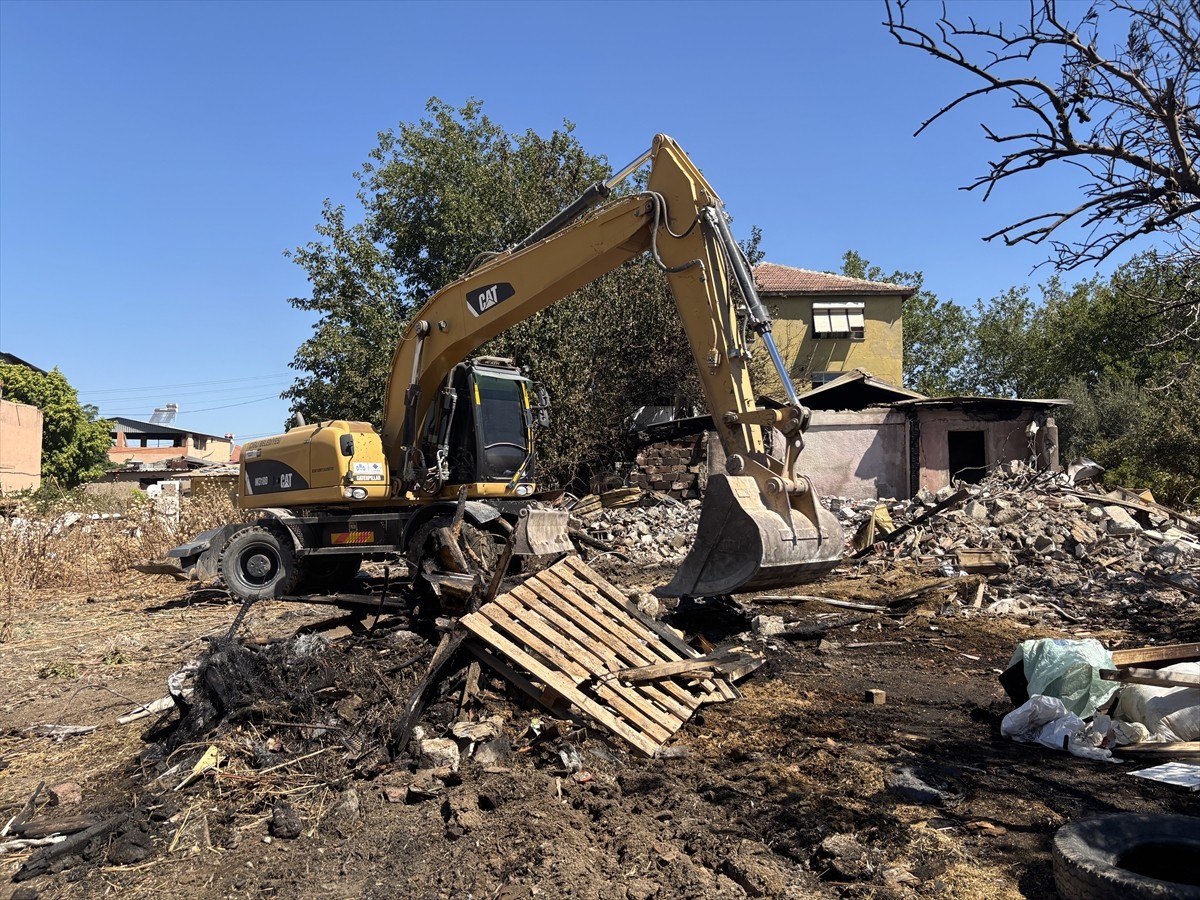 İzmir'in Çiğli ilçesinde barakada çıkan yangında, bir ev hasar gördü, 34 küçükbaş hayvan telef...