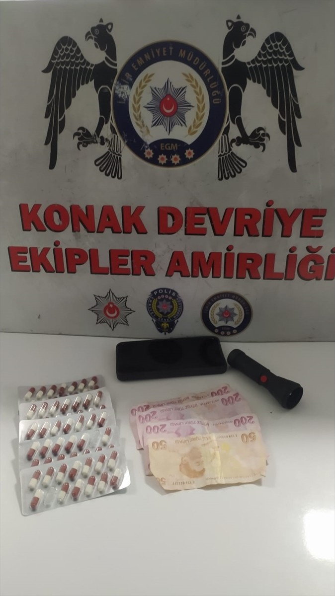 İzmir'in Konak ilçesinde düzenlenen uyuşturucu operasyonunda gözaltına alınan 5 şüpheliden 2'si...