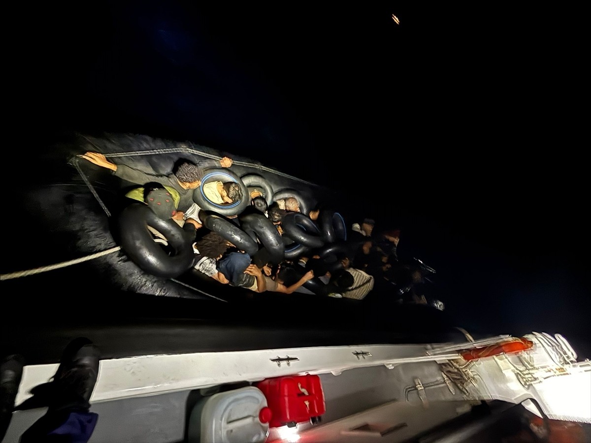  İzmir'in Menderes, Çeşme ve Dikili ilçelerinde 101 düzensiz göçmen yakalandı.