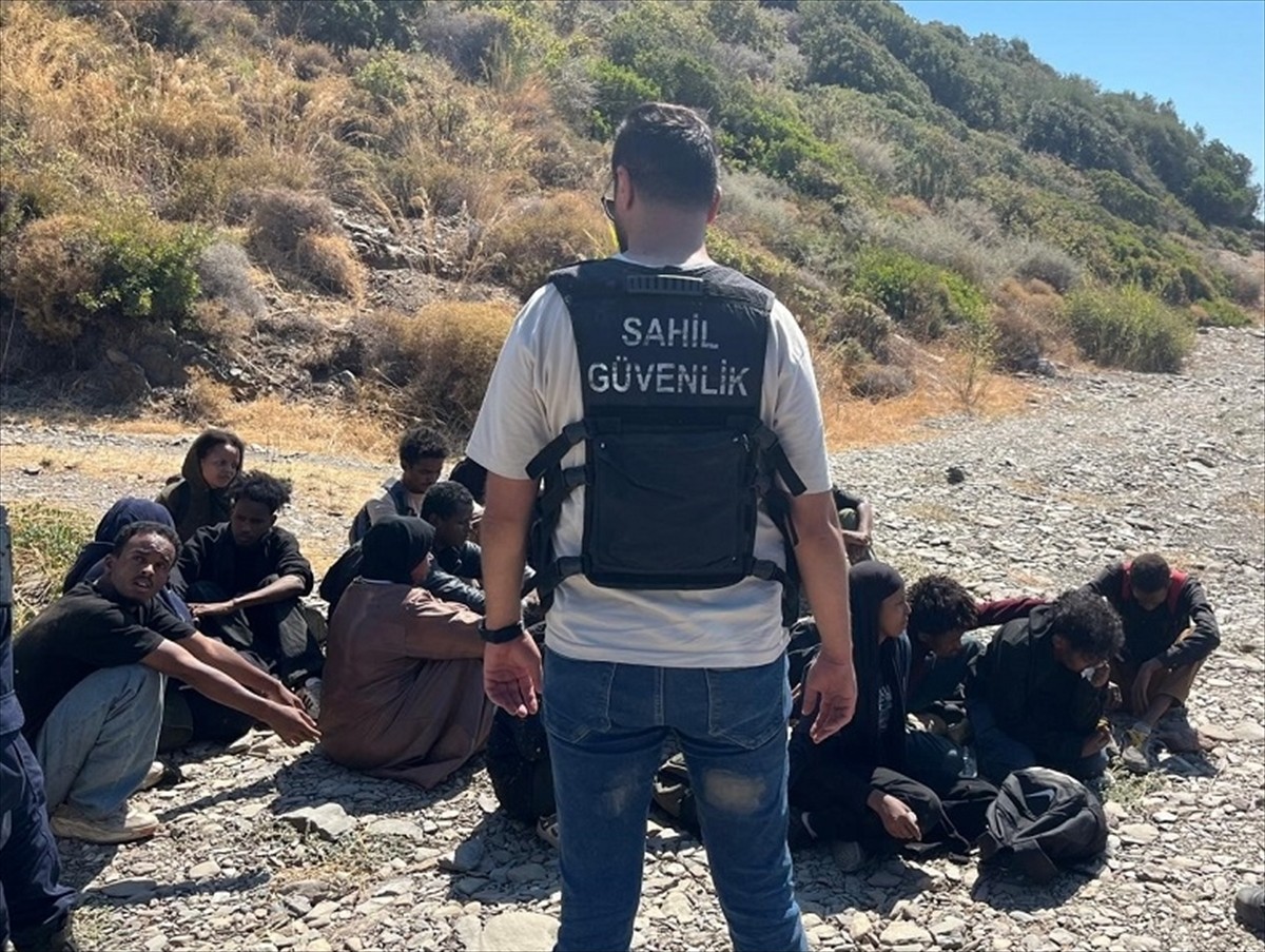 İzmir'in Seferihisar ve Karaburun ilçelerinde 47 düzensiz göçmen yakalandı.