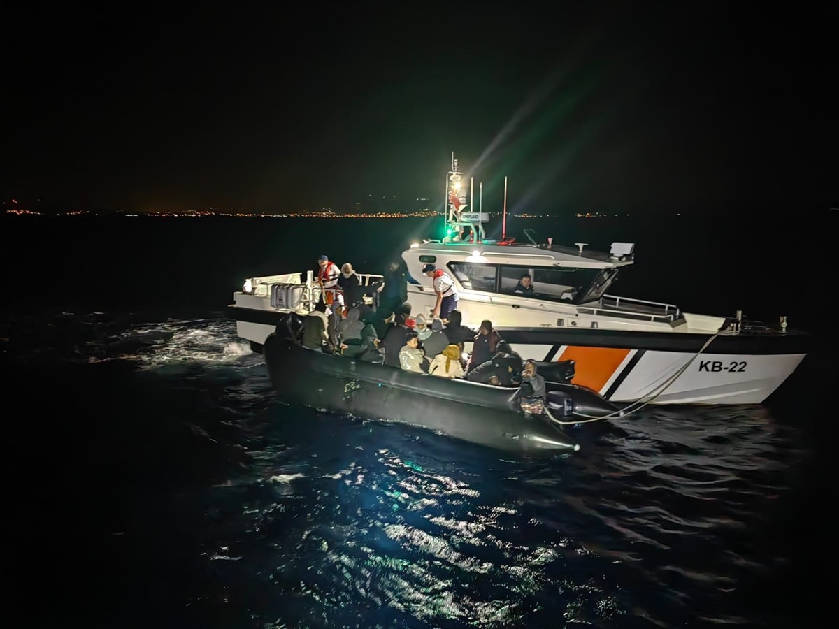 İzmir'in Seferihisar ve Karaburun ilçelerinde 47 düzensiz göçmen yakalandı.