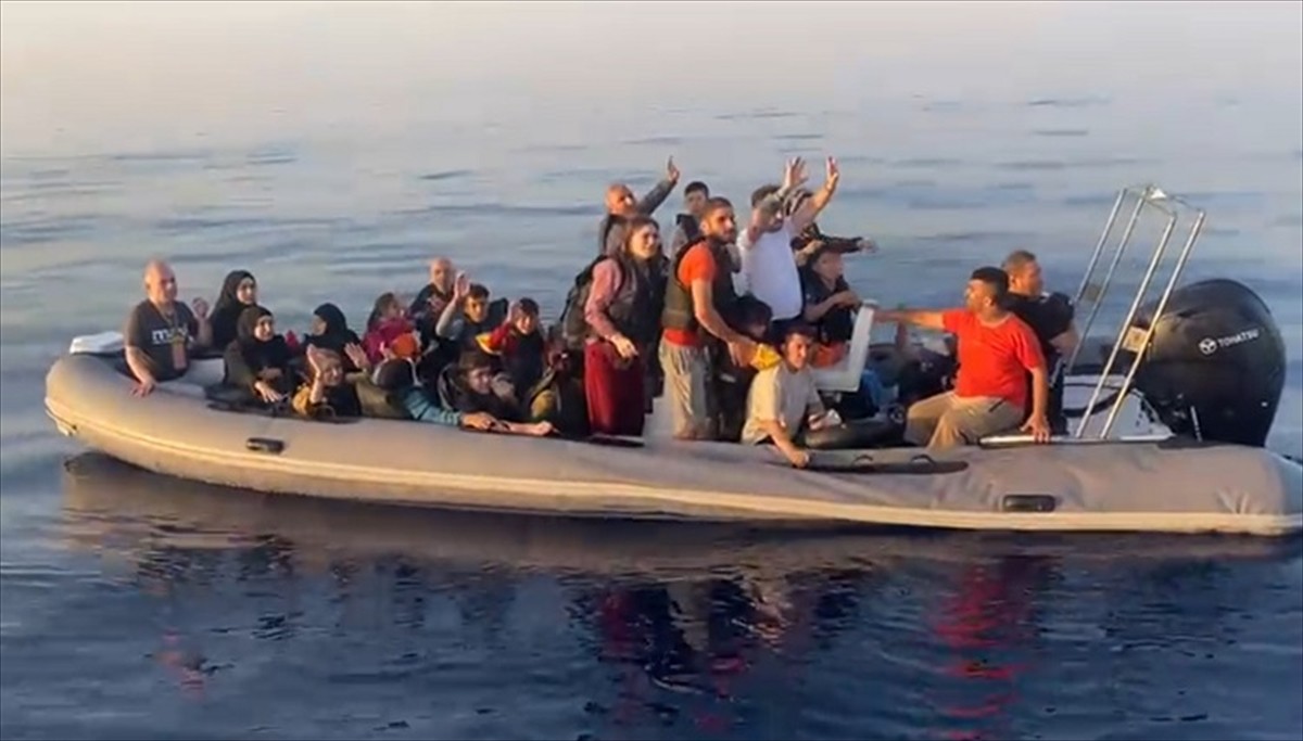 İzmir açıklarında, 50'si çocuk 115 düzensiz göçmen yakalandı, Türk kara sularına itilen 25 göçmen...