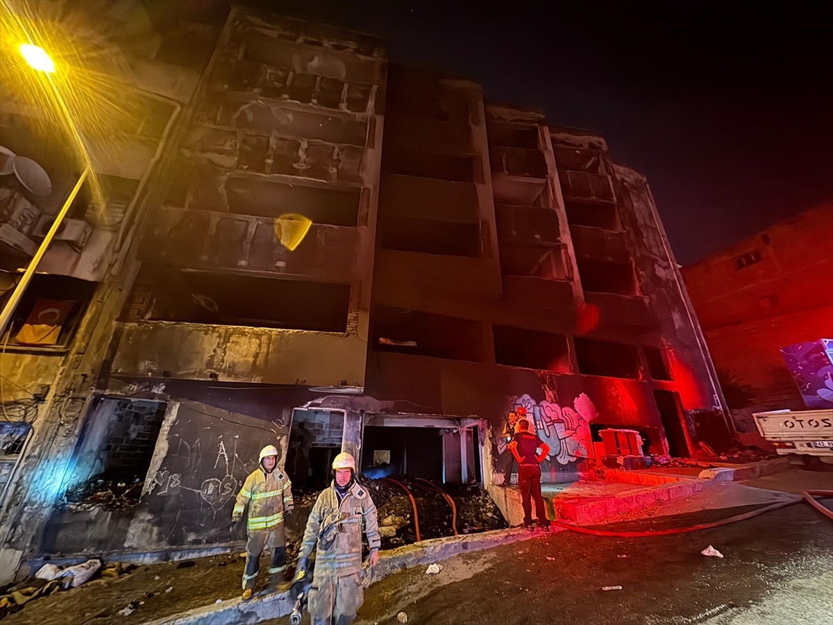 İzmir’in Konak ilçesinde 5 katlı metruk binada çıkan yangın söndürüldü.