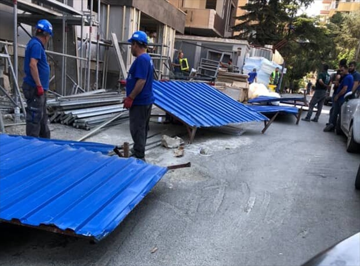 Kadıköy'de bir kadın, rüzgarın etkisiyle yerinden savrulan demir panonun çarpması sonucu...