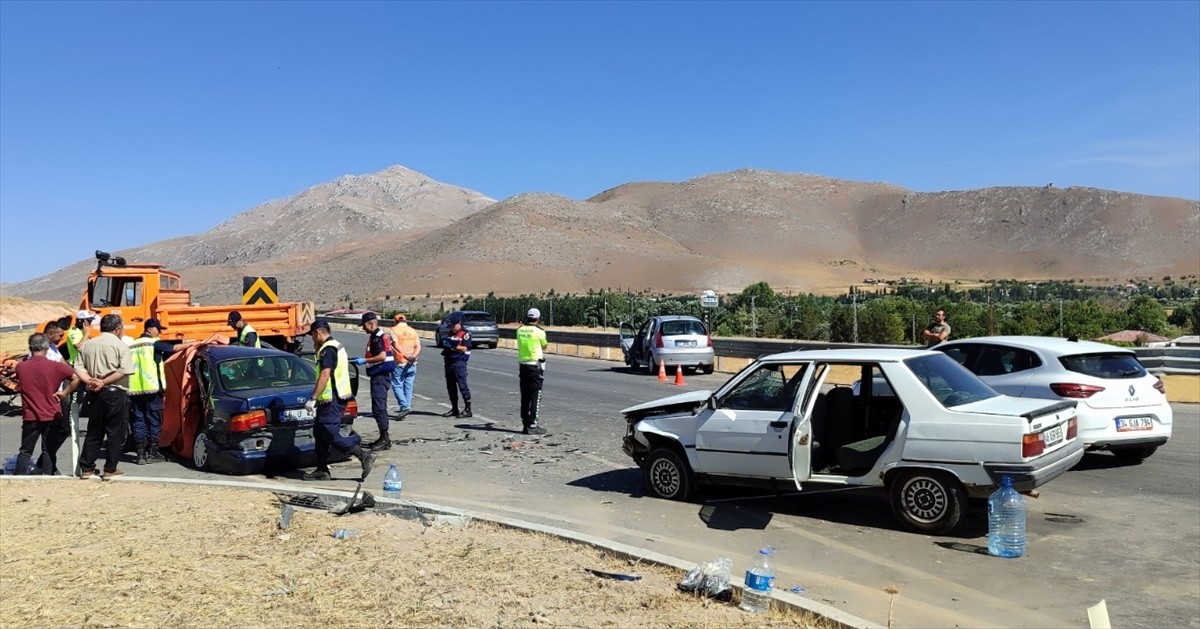 Kahramanmaraş'ın Afşin ilçesinde 3 aracın karıştığı zincirleme trafik kazasında 1 kişi öldü, 8...