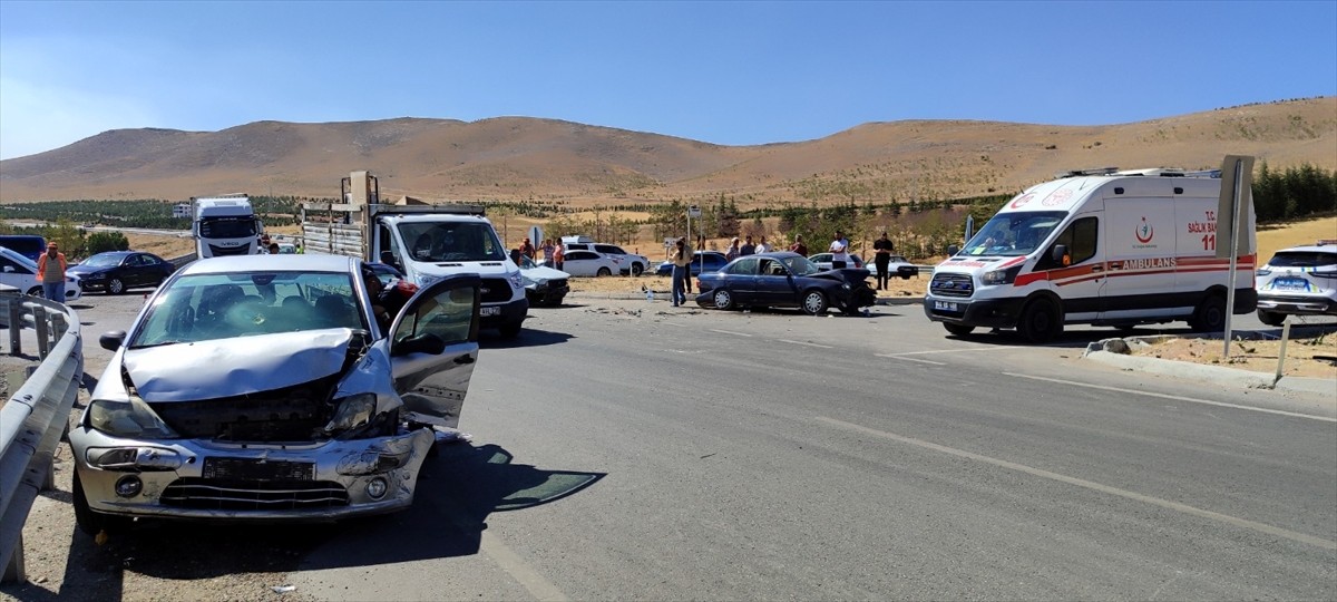 Kahramanmaraş'ın Afşin ilçesinde 3 aracın karıştığı zincirleme trafik kazasında 1 kişi öldü, 8...